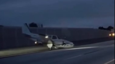 سقوط الطائرة على الطريق