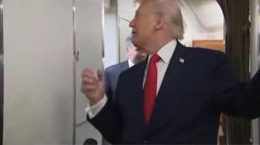 ترامب أثناء دق باب الحمام