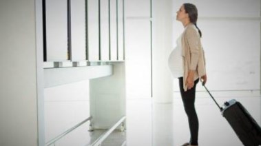 إمرأة حامل في المطار