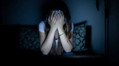 سيدة تعاني مشكلة - تعبيرية