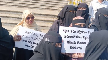 النساء المتظاهرات