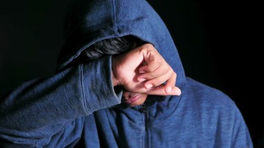 شاب يعاني أعراض الإدمان