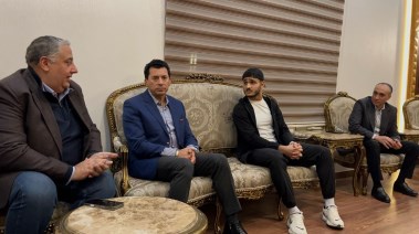 الدكتور أشرف صبحي مع البطل مصطفي حسين 