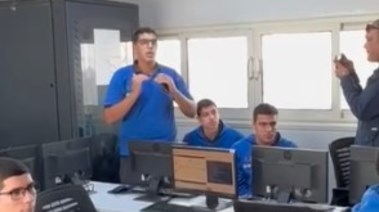 حوار بين طالب مدرسة وي ووزير الاتصالات 