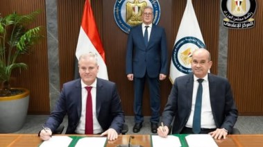 جانب من التوقيع 