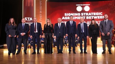 جانب من التوقيع 