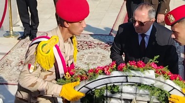 محافظ بورسعيد يضع إكليل الزهور على النصب التذكاري للشهداء في ذكرى انتصارات المدينة على العدوان الثلاثي