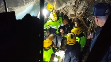 صورة من موقع الحادث اثناء انتشال احد الضحايا 