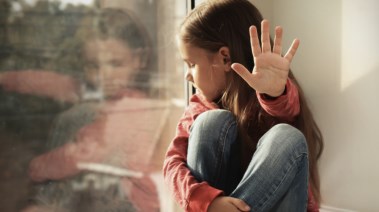 كيف نساعد أطفالنا على تجاوز صدمة الاعتداء- تعبيرية