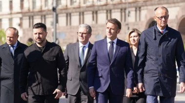 الرئيس الأوكراني فلوديمير زيلينسكي، والرئيس الفرنسي إيمانويل ماكرون، والمستشار الألماني فريدريش ميرز