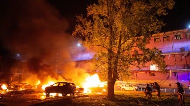 رجال إطفاء يكافحون حريقا في كييف عقب ضربة روسية بمسيّرات