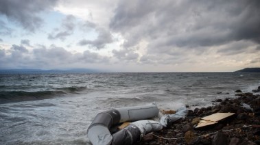 قارب مطاطي على شاطئ