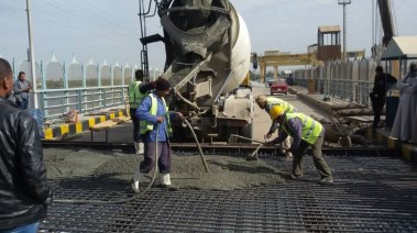 أعمال صيانة بكوبري قناطر إسنا الجديدة - أرشيفية