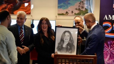 لحظة اهداء البورترية 