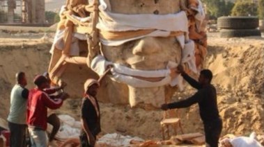 أمنحتب الثالث أثناء الترميم 