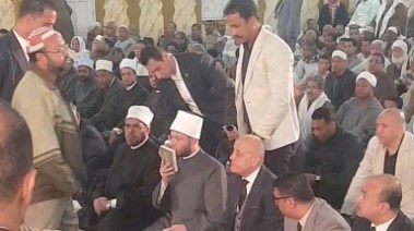 الدكتور أسامة الأزهري يقبل المصحف 