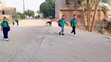 التلاميذ أثناء الذهاب إلى المدرسة 