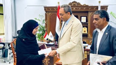 قنا  تكريم الحاجة فاطمة من محافظ قنا 