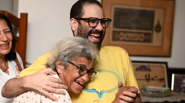 علاء عبدالفتاح ووالدته