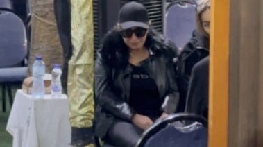 انهيار لمياء الأمير في عزاء شقيقها