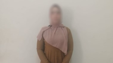 المتهمة بعد ضبطها 