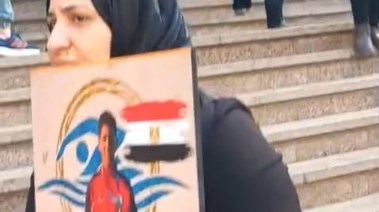  والدة يوسف ترفع صورته امام المحكمة 