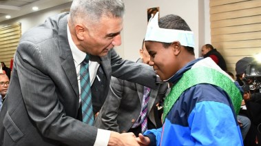 محافظ أسوان يسلم 68 سماعة أذن فى الاحتفال باليوم العالمي لذوي الهمم