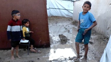 الطقس القاسي والأمطار الغزيرة في غزة أدت إلى غمر آلاف الخيام، مما شكّل تهديدا مباشرا للعائلات النازحة، وخاصة الأطفال