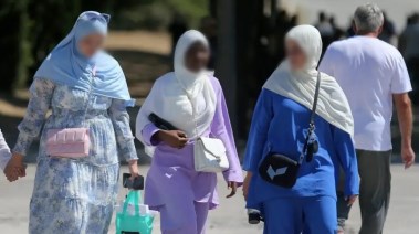 وزير الداخلية الفرنسي ينتقد حظر حجاب القاصرات