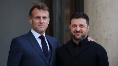 الرئيس الأوكراني فولوديمير زيلينسكي ونظيره الفرنسي إيمانويل ماكرون