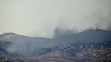 دخان يتصاعد من الجانب اللبناني قرب الحدود الشمالية لإسرائيل يوم 24 نوفمبر 2025 (رويترز)