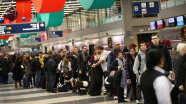 أشخاص في المطار (أرشيفية)