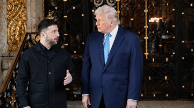 الرئيس الأمريكي دونالد ترامب ونظيره الأوكراني فولوديمير زيلينسكي