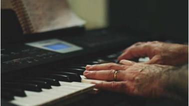 العزف على الموسيقى