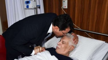 وزير الرياضة مع حسن شحاتة 