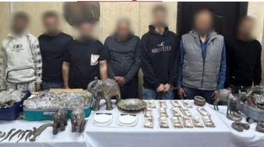 المتهمون والمشغولات بعد ضبطهم