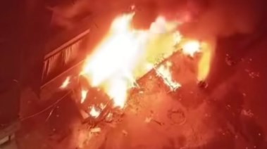 جانب من حريق عمارة سكنية بالهرم