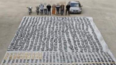 المتهمون والمشغولات بعد ضبطهم