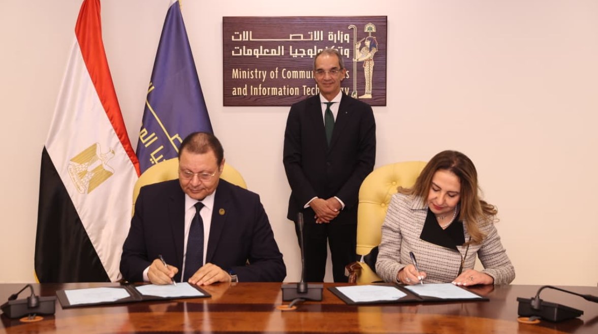 جانب من التوقيع