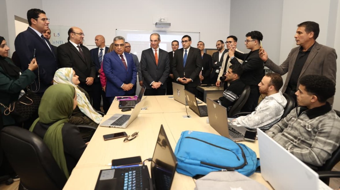 وزير الاتصالات داخل أكد مركز كريتيفا 