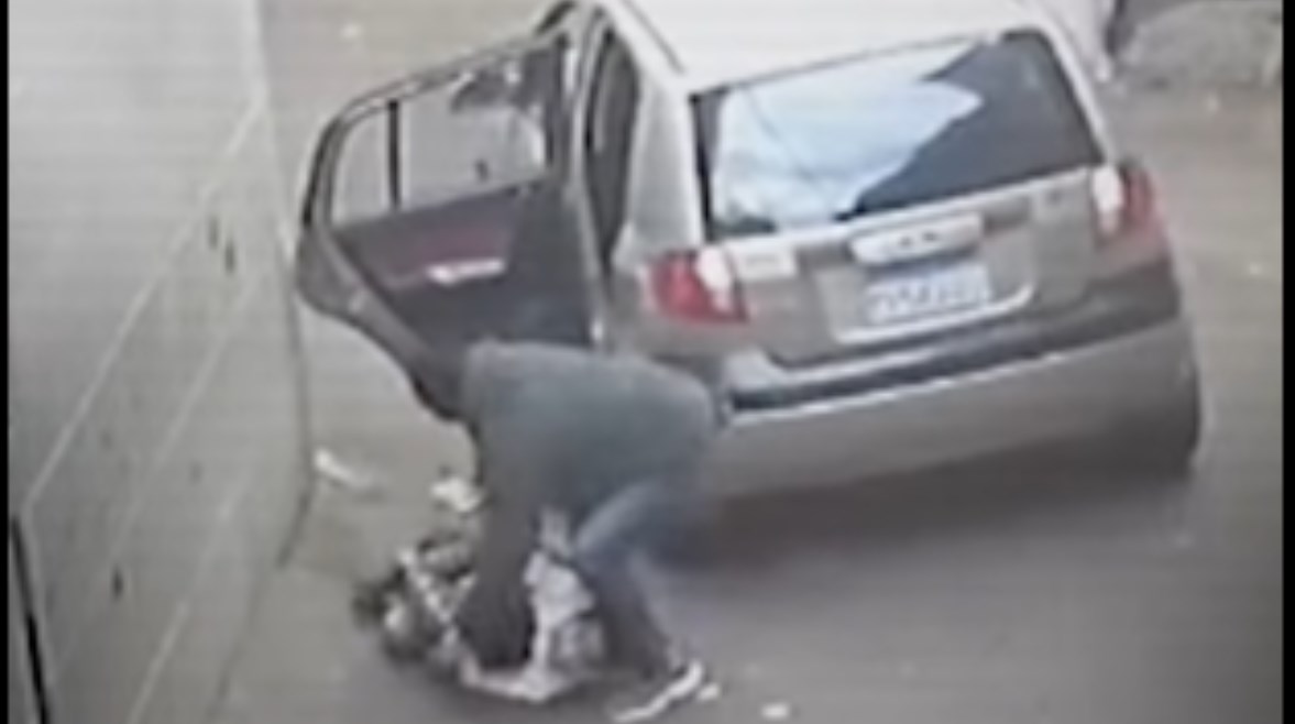 طفل يحاول انقاذ شقيقه من الاختطاف