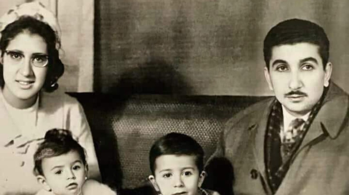 هاني رمزي مع شقيقه ووالده ووالدته