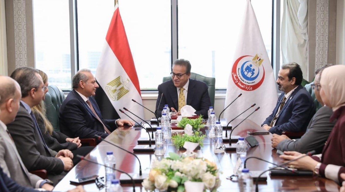 وزير الصحة مع وفد بنك مصر