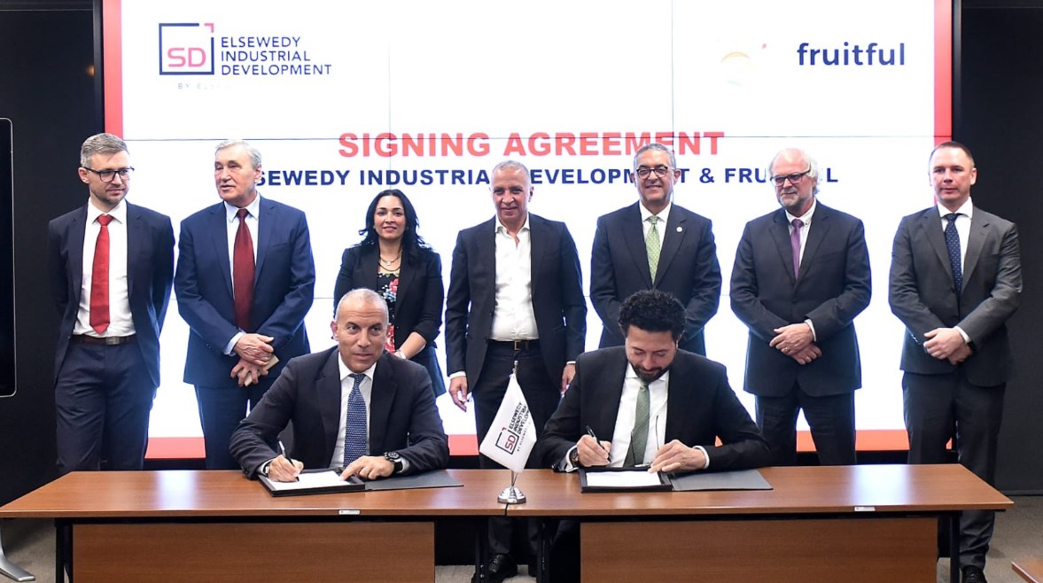 توقيع عقد بيع أرض صناعية في مدينة العاشر من رمضان