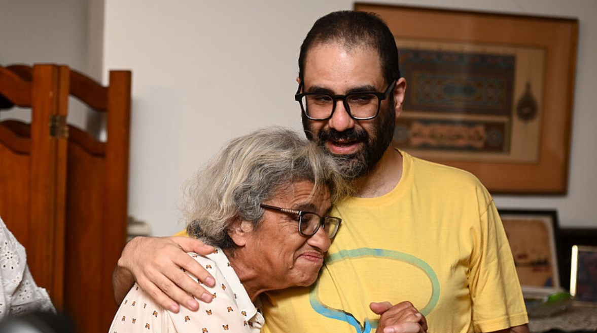  الناشط السياسي علاء عبدالفتاح مع والدته