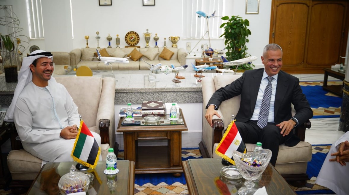 الطيار أحمد عادل مع وفد طيران ابوظبي