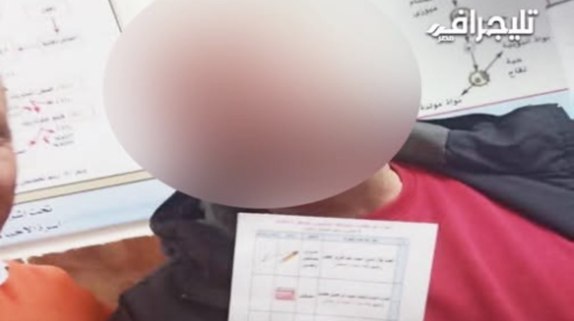 مرشح يوجه الناخبين في كفر الشيخ