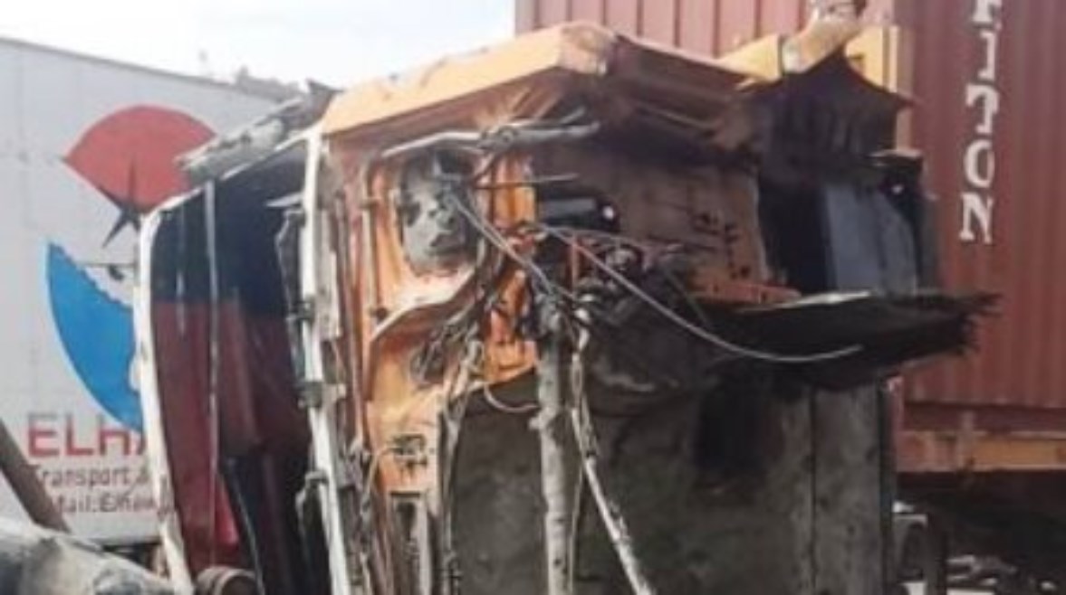 حادث اصطدام تريلا بمحطة الأتوبيس الترددي