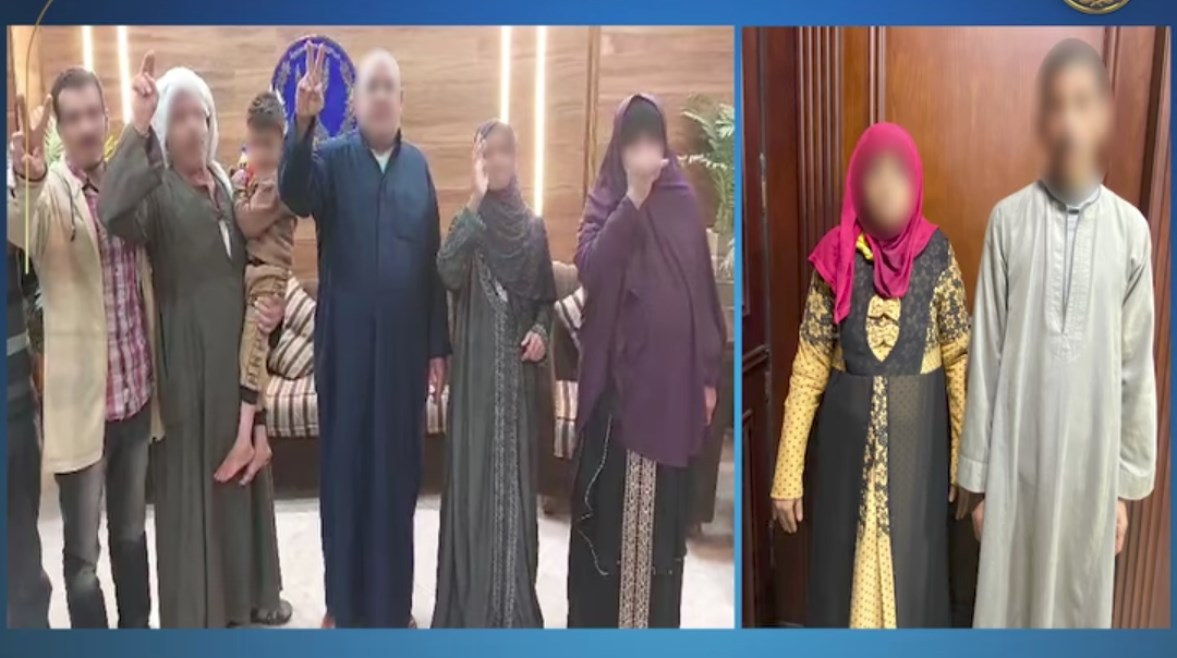 المتهمون وأسرة الطفل بعد العثور عليه في سوهاج