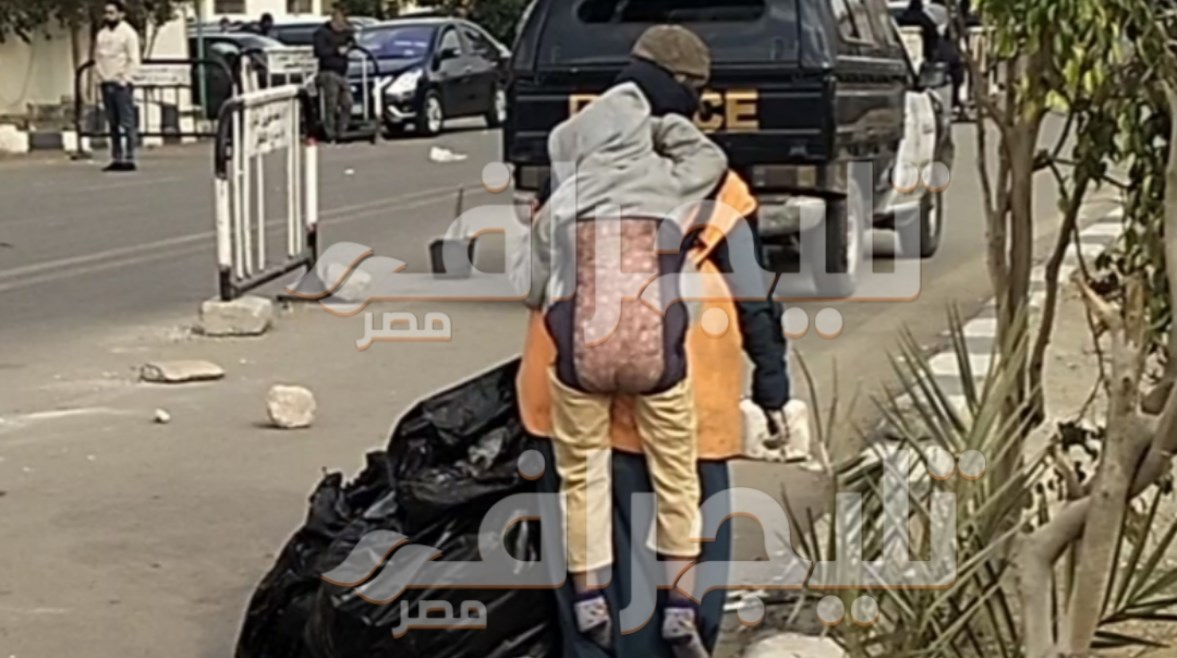 أم تجمع القمامة وطفلها على ظهرها في محيط محكمة القاهرة الجديدة